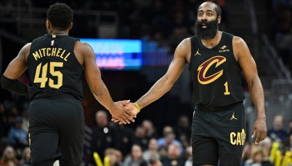 世界杯高清赛事直播app下载-仙人指路！哈登送长传 米切尔接球快下轻松挑篮打进