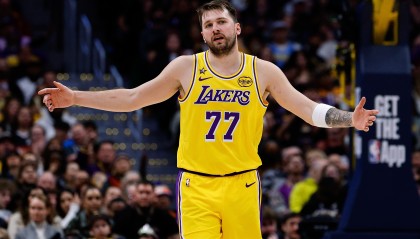 世界杯手机版入口-雷迪克：东契奇全队持球最多 他必须信任传球 扎进人堆里必须传球