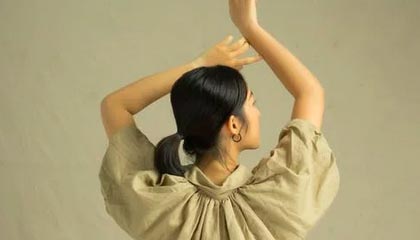 世界杯直播下载-行云流水！雷琼·塔克传跑 底线接球蓄力起飞双手炸筐